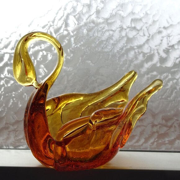 Chalet Glass Amber Swan Dish - Picture 3 of 7